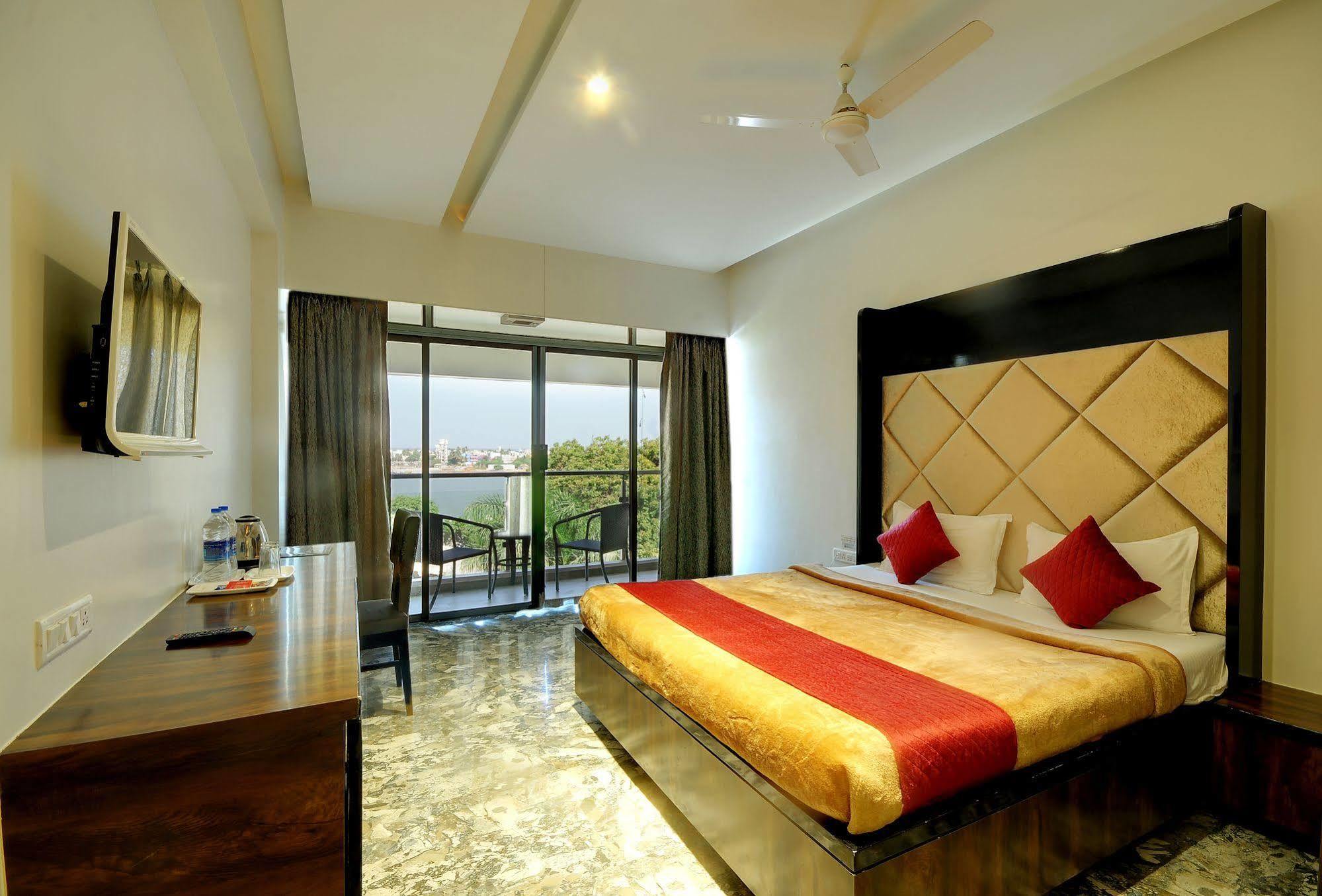 Apaar Hotel