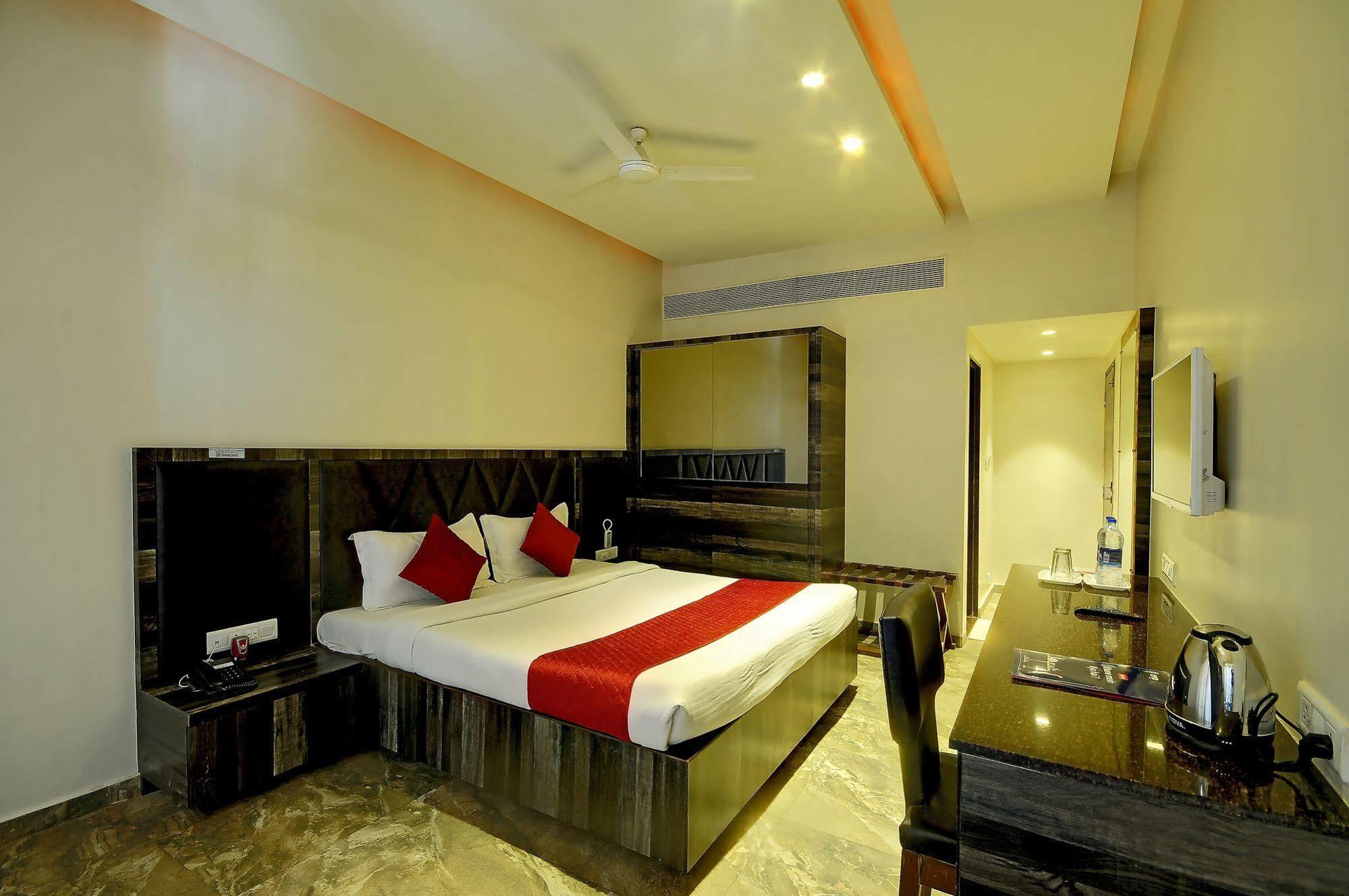 Apaar Hotel