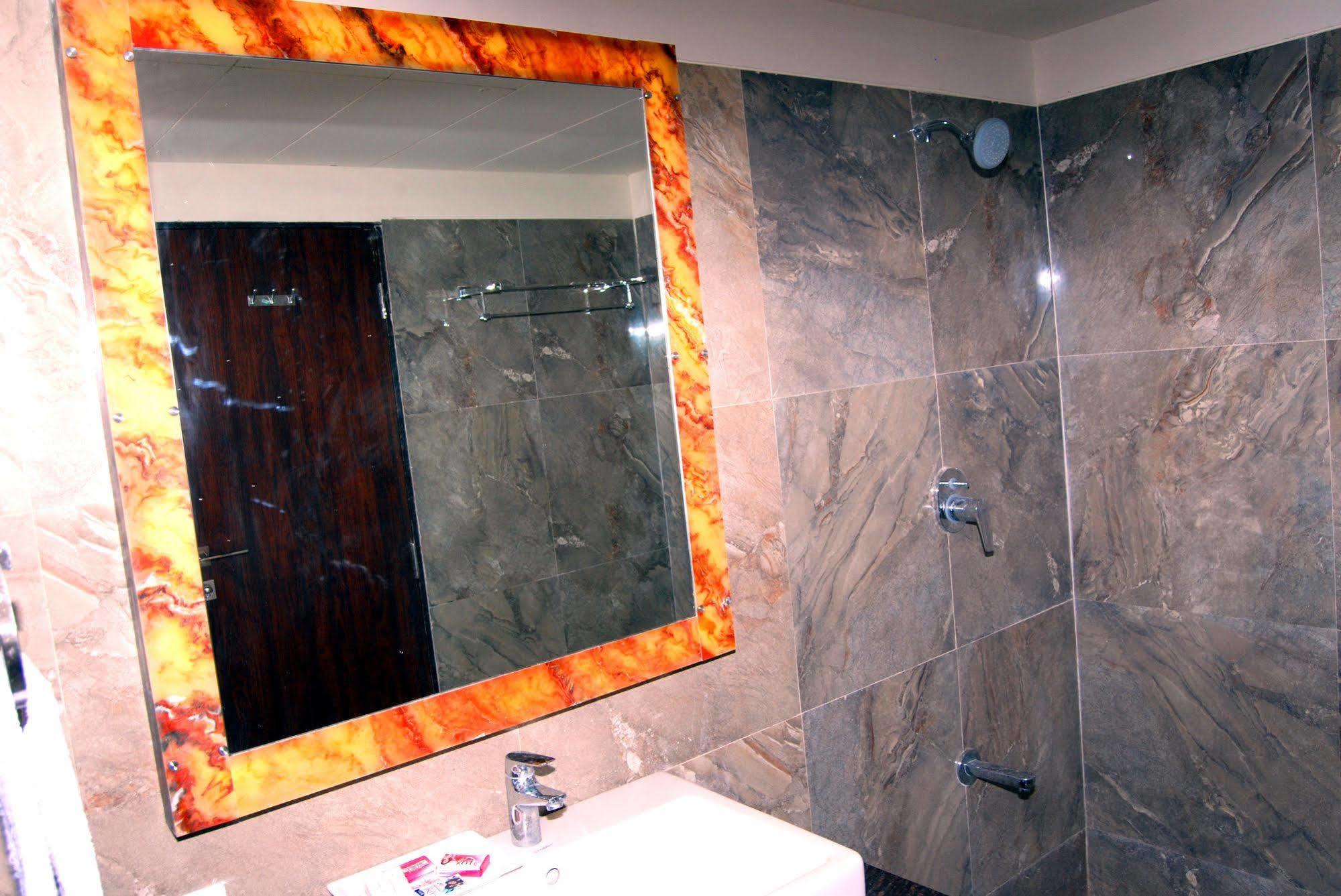 Apaar Hotel 3*