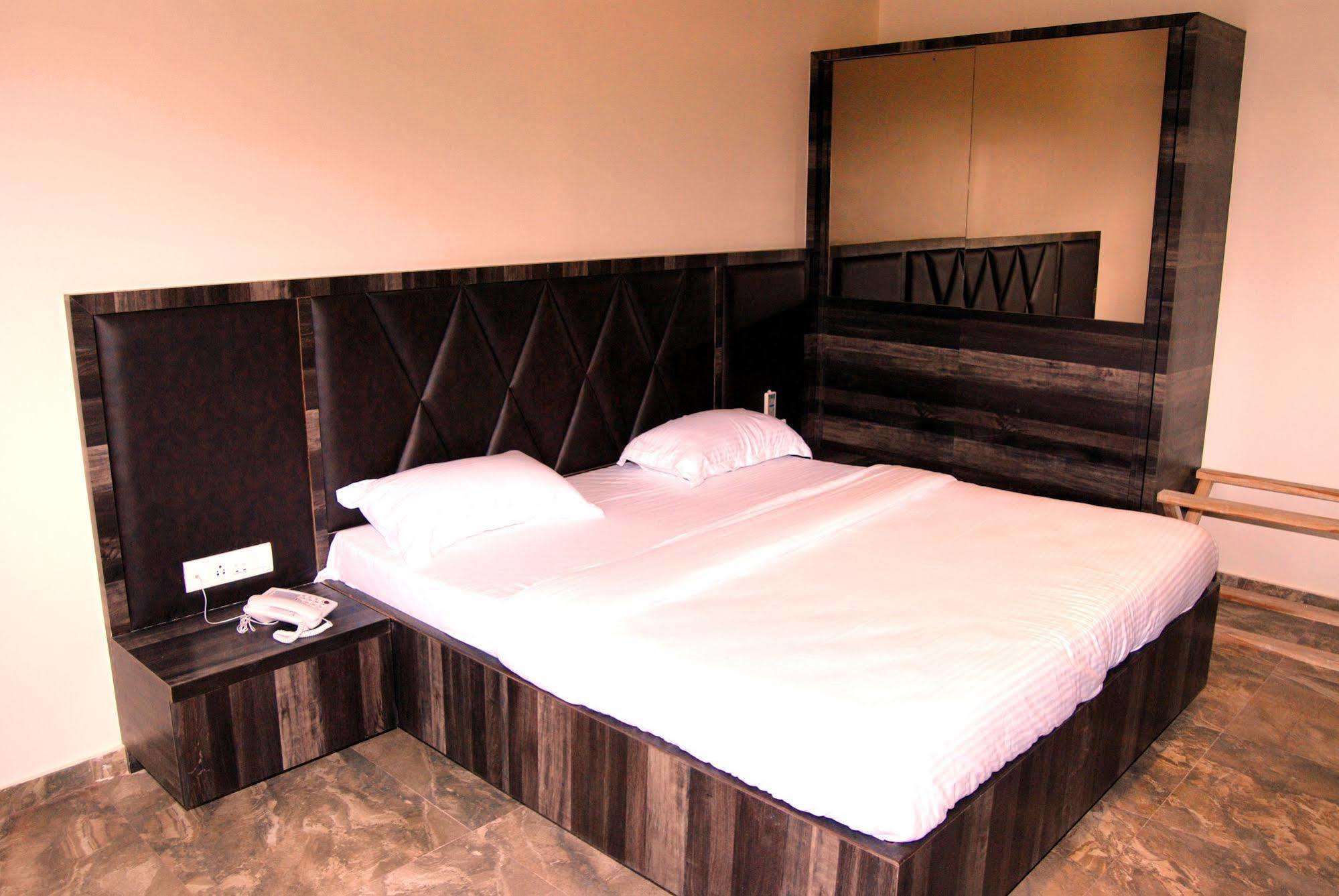 Apaar Hotel 3*